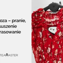 Czerwona sukienka w kwiaty, na wieszaku, z parownicą. Czy wiskoza się gniecie? Dowiedz się, jak prać, suszyć i prasować wiskozę.