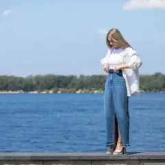 Długa koszula: jak nosić stylowo? Praktyczne porady i inspiracje
