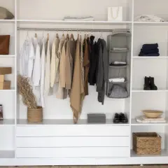 Elegancki styl mężczyzny w neutralnych kolorach: swetry, koszule, torebka i buty.