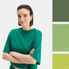 Kobieta w zielonym topie obok palety barw: khaki, pistacjowy, limonkowy, butelkowa zieleń i szmaragdowy. Jaki kolor pasuje do butelkowej zieleni?