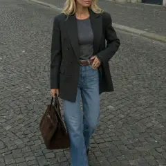 Elegancka stylizacja: szary longsleeve, jeansy, marynarka i brązowa torebka. Idealny zestaw na co dzień.