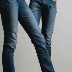 Dwie osoby w jeansach. Dowiedz się, jak rozciągnąć jeansy, by były idealnie dopasowane.