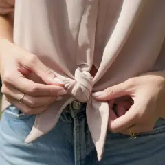 Jak zawiązać bluzę? 3 modne sposoby na stylowy look