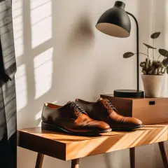 Eleganckie brązowe buty do czarnych spodni, gotowe na ważną okazję.