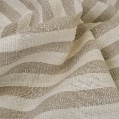 Pofałdowana tkanina w beżowo-białe pasy, przypominająca naturalną krepa.