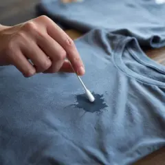 Jak zmyć tusz z bluzy? Skuteczne metody krok po kroku