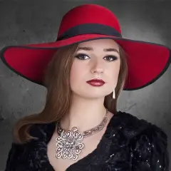 Elegancka kobieta w czerwonym kapeluszu i biżuterii, uosobienie stylu marki premium.