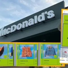 McDonald's z ofertą ubrań w stylu Y2K. Na ekranie telefonu gra "Pełzacz", a obok wirtualne przedmioty: kapelusz, long, kamizelka i kurtka.