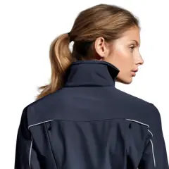 Kobieta w granatowej kurtce softshell, idealnej na zmienną pogodę. Dowiedz się, softshell co to znaczy.