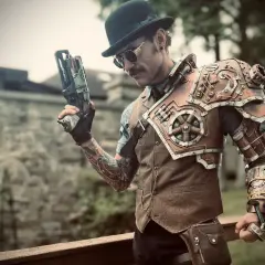 Mężczyzna w stylu steampunk, z cylindrem i goglami, trzyma futurystyczny pistolet. Jego zbroja na ramię i rękę jest pełna mechanicznych detali.