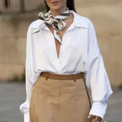 Elegancka biała koszula i brązowe spodnie to świetny sposób, jak ukryć duży brzuch, dodając stylowy szalik.