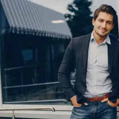 Mężczyzna w marynarce i jeansach, idealny przykład stylu business casual.