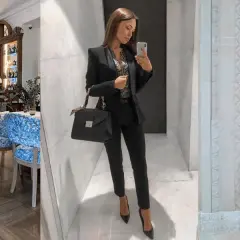 Chabrowy garnitur: Jaka bluzka? Sprawdzone stylizacje i triki