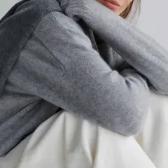 Miękki szary sweter z kaszmiru, co to za luksus! Delikatna tkanina otula ciało, zapewniając komfort i styl.
