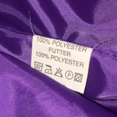 Metka z informacją o składzie: 100% poliester. Podszewka również wykonana z poliestru.