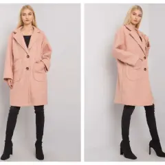 Różowy, miękki prochowiec z dwoma guzikami i dużymi kieszeniami. Modelka ma na sobie czarne, wysokie kozaki.