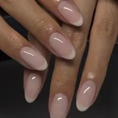 Eleganckie paznokcie old money w klasycznym wydaniu. Delikatny róż i subtelna biel tworzą ponadczasowy french manicure.
