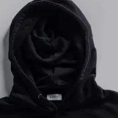 Co to jest hoodie? Wyjaśniamy definicję, historię i stylizacje