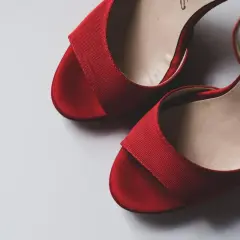 Eleganckie, czerwone buty na wesele, idealne do czerwonej sukienki. Wygodne i stylowe, dodadzą blasku każdej stylizacji.