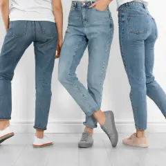 Trzy kobiety w jeansach. Dowiedz się, jak rozciągnąć jeansy w pasie, by były idealnie dopasowane.