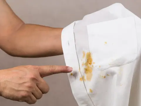 Jak usunąć tłuste plamy z bluzy? Domowe i skuteczne metody