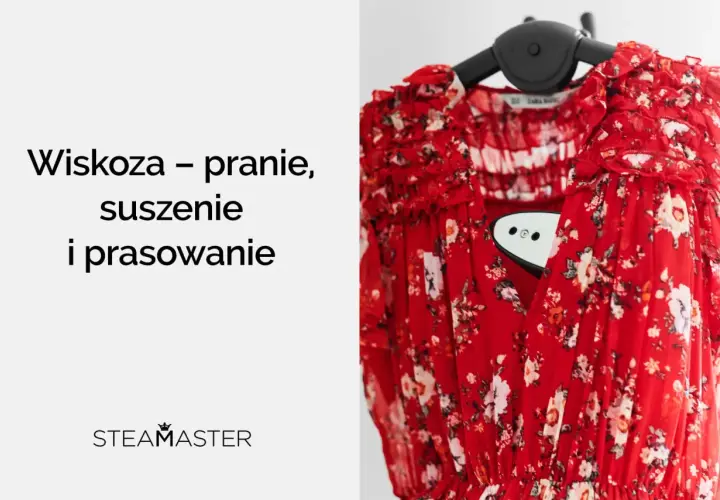 Czerwona sukienka w kwiaty, na wieszaku, z parownicą. Czy wiskoza się gniecie? Dowiedz się, jak prać, suszyć i prasować wiskozę.