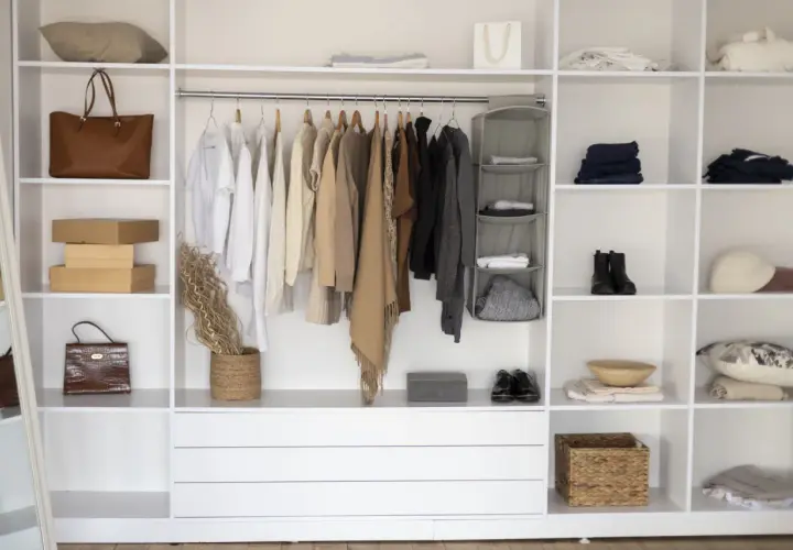 Elegancki styl mężczyzny w neutralnych kolorach: swetry, koszule, torebka i buty.