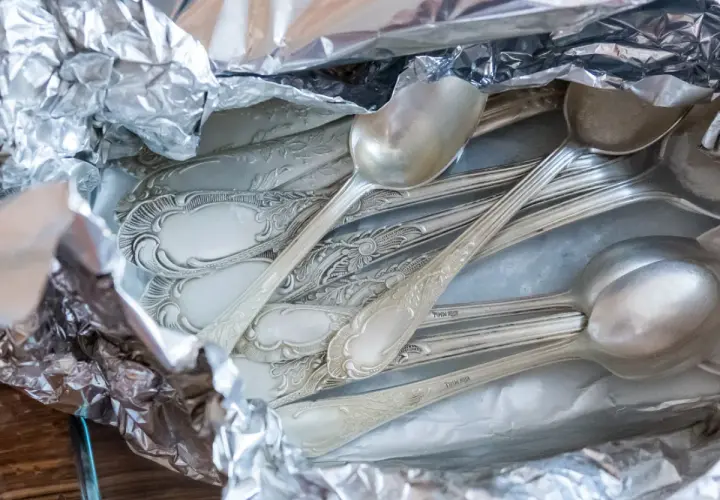 Stare, ozdobne łyżki i widelce w folii aluminiowej. Czas na ich czyszczenie, by znów lśniły jak nowe.