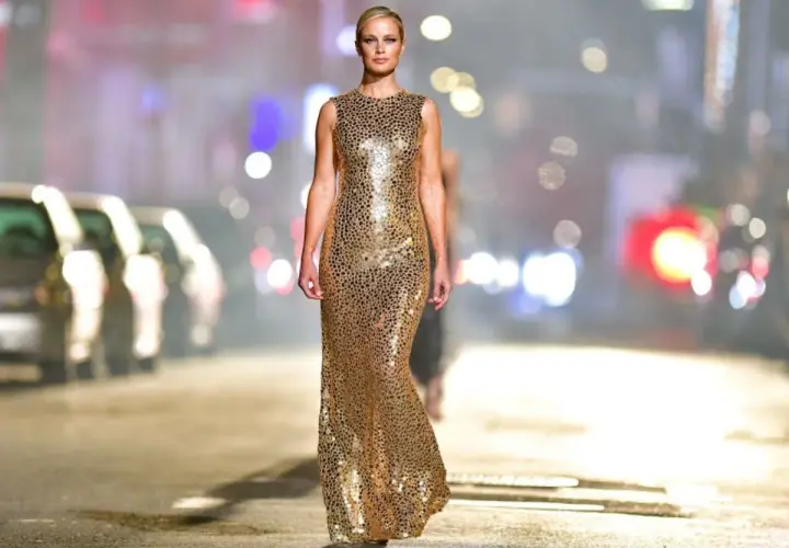 Modelka w złotej sukience w panterkę. Jakie buty do cekinowej sukienki? Eleganckie szpilki lub sandałki podkreślą stylizację.