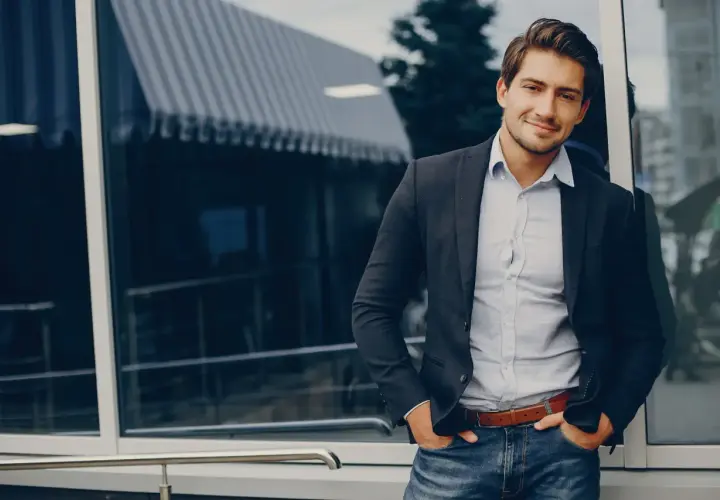 Mężczyzna w marynarce i jeansach, idealny przykład stylu business casual.