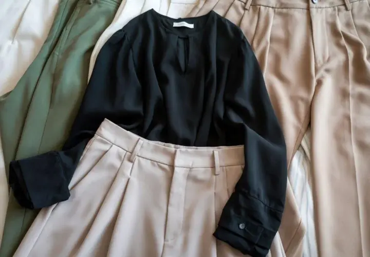 Czarna bluzka i spodnie: stylizacje na każdą okazję - inspiracje
