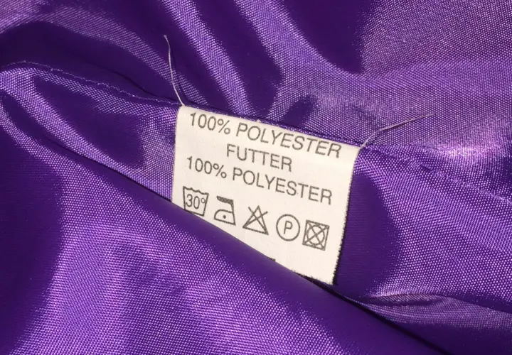 Metka z informacją o składzie: 100% poliester. Podszewka również wykonana z poliestru.