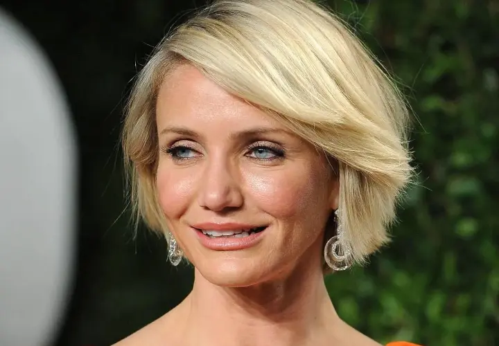 Cameron Diaz w stylowej fryzurze bob, idealnej dla okrągłej twarzy po 50.