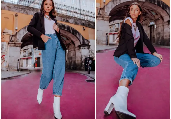 Kobieta w jeansach mom fit i białych kozaczkach na obcasie. Stylizacja idealna dla każdej kobiety ceniącej wygodę i modny wygląd.
