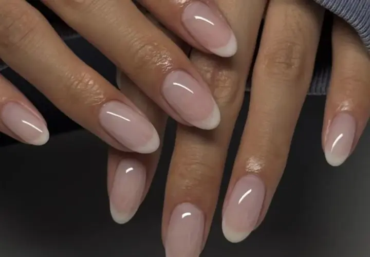 Eleganckie paznokcie old money w klasycznym wydaniu. Delikatny róż i subtelna biel tworzą ponadczasowy french manicure.
