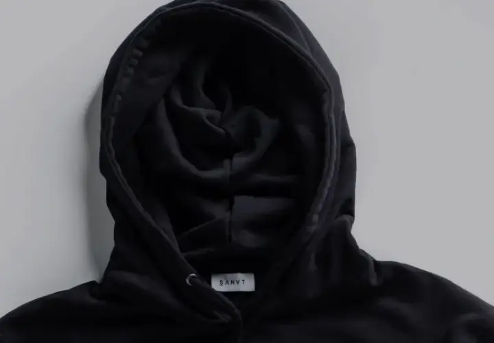 Co to jest hoodie? Wyjaśniamy definicję, historię i stylizacje