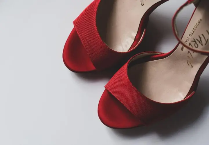 Eleganckie, czerwone buty na wesele, idealne do czerwonej sukienki. Wygodne i stylowe, dodadzą blasku każdej stylizacji.