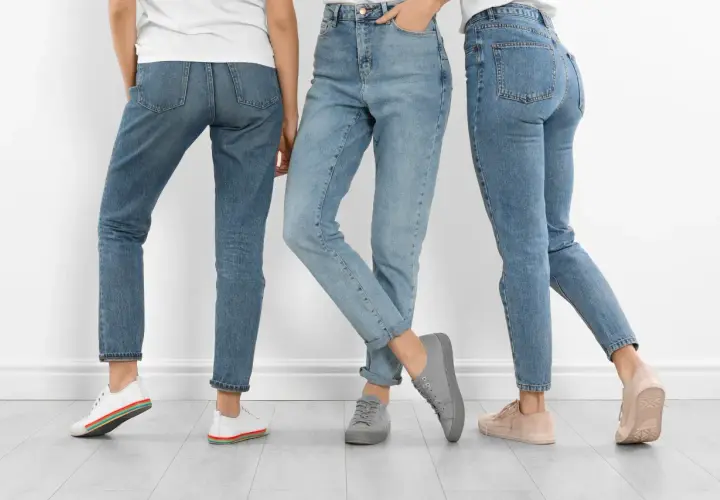 Trzy kobiety w jeansach. Dowiedz się, jak rozciągnąć jeansy w pasie, by były idealnie dopasowane.