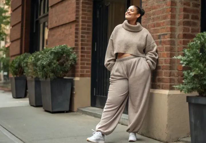 Jak nosić bluzki oversize? Stylizacje dla każdej figury