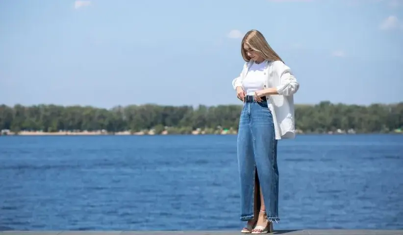 Długa koszula: jak nosić stylowo? Praktyczne porady i inspiracje