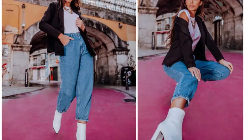 Kobieta w mom jeans i białych kozaczkach na słupku. Idealne buty do mom jeans, które podkreślą stylizację.