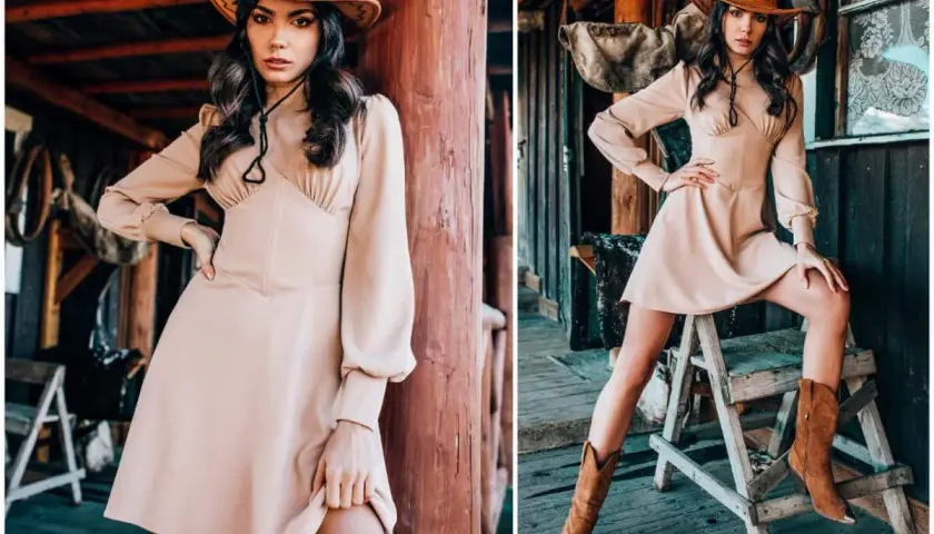 Kobieta w kapeluszu kowbojskim i beżowej sukience prezentuje stylizacje w stylu country. Uzupełniają je brązowe kowbojki.