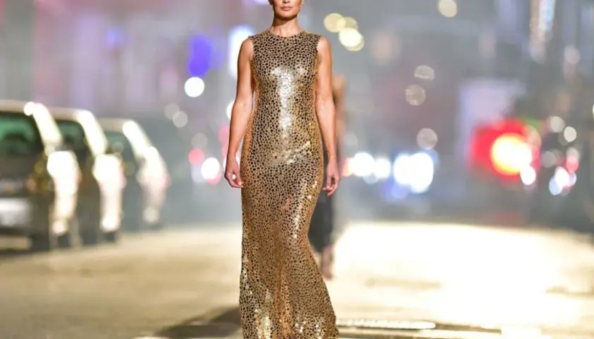 Modelka w złotej sukience w panterkę. Jakie buty do cekinowej sukienki? Eleganckie szpilki lub sandałki podkreślą stylizację.