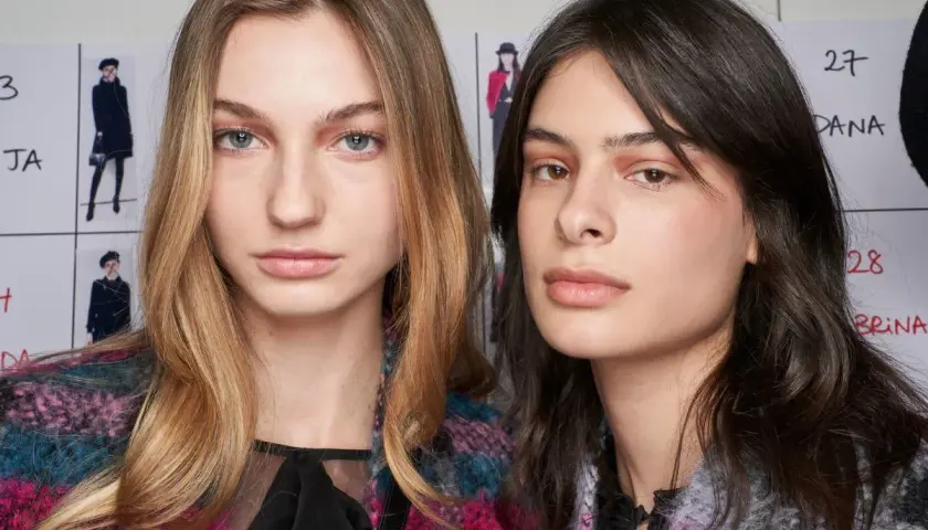 Dwie modelki z różnymi fryzurami. Zastanawiasz się, jaka fryzura do Ciebie pasuje? Długie, falowane blond włosy czy ciemne, lekko pofalowane?