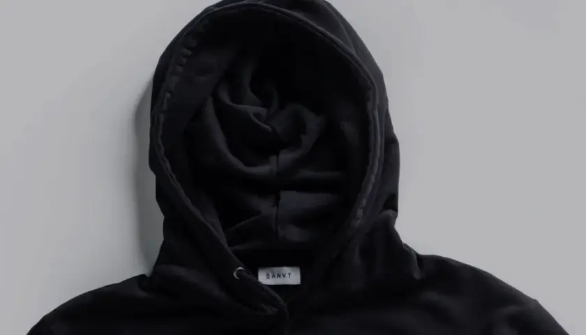 Co to jest hoodie? Wyjaśniamy definicję, historię i stylizacje