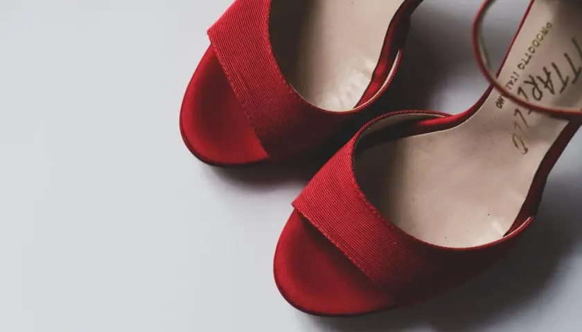 Eleganckie, czerwone buty na wesele, idealne do czerwonej sukienki. Wygodne i stylowe, dodadzą blasku każdej stylizacji.