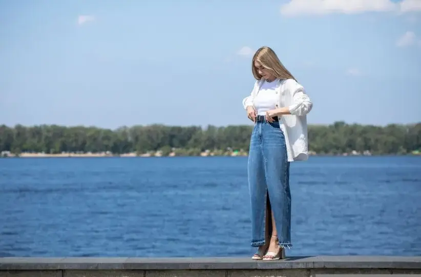 Długa koszula: jak nosić stylowo? Praktyczne porady i inspiracje