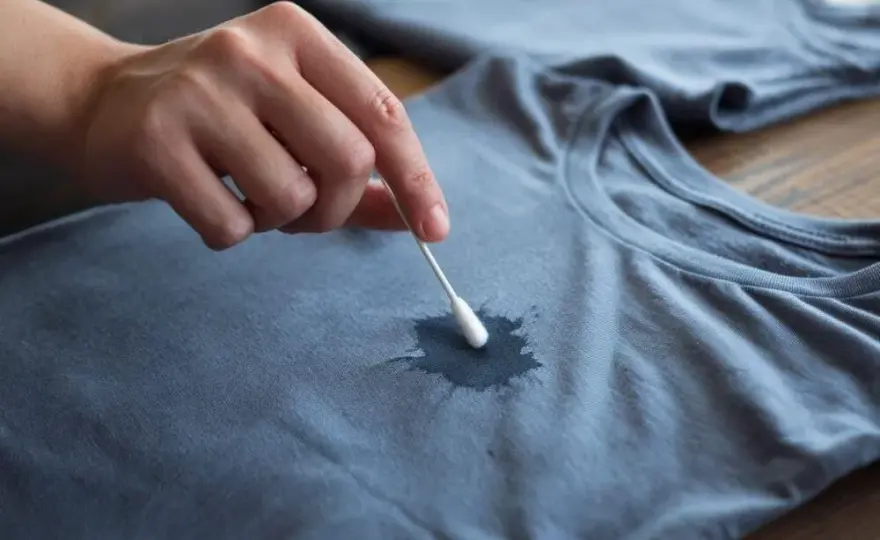 Jak zmyć tusz z bluzy? Skuteczne metody krok po kroku
