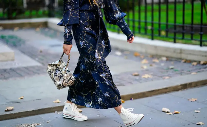 Jak nosić elegancką sukienkę ze sneakersami?