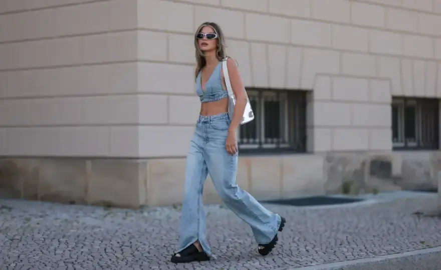 Jeansy flare - jak nosić, by wydłużyć nogi?
